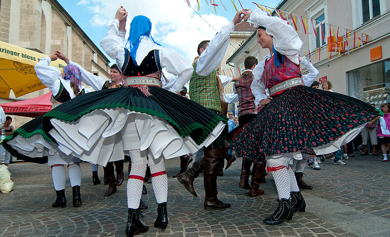 Nötsch Kufenstechen mit Gailtaler Tracht