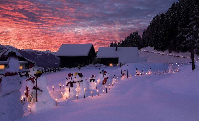 Schneemänner am Bauernhof in Kärnten