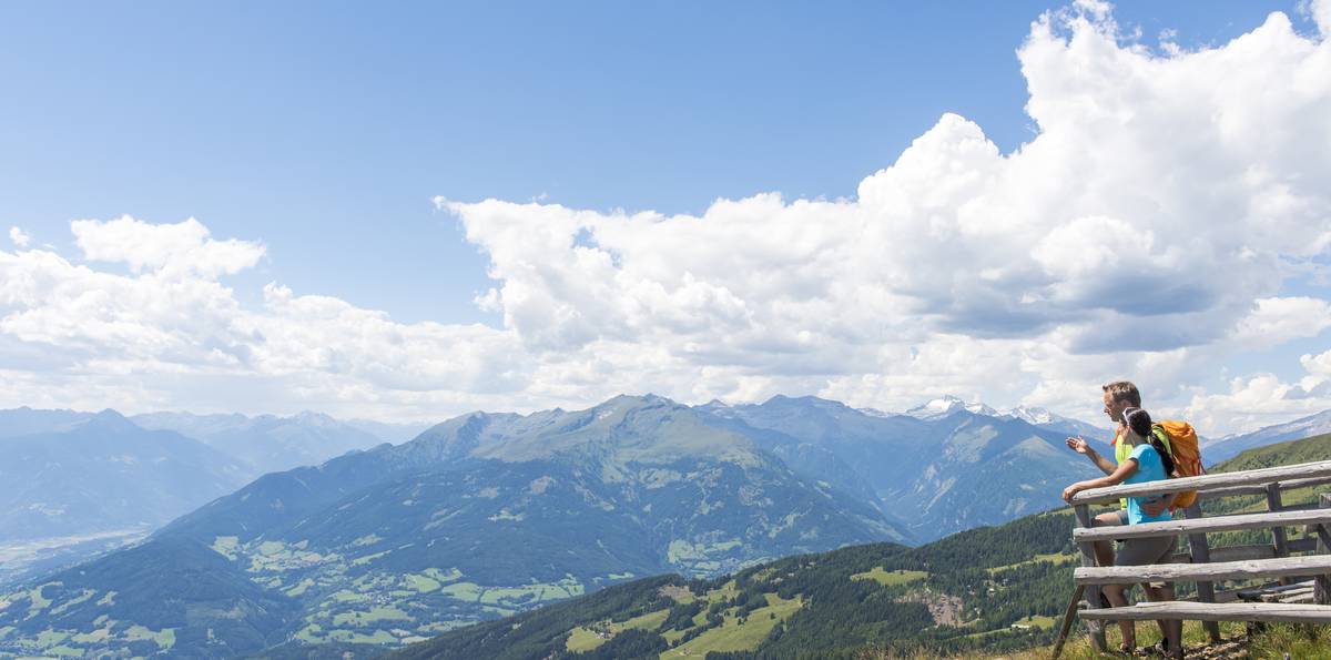 <p>Alpe Adria Trail, Tschierweger Nock mit Blick zur Reißeckgruppe</p>