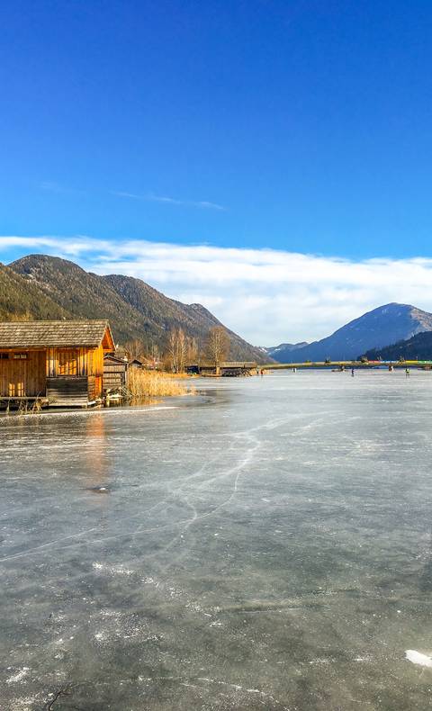 Eislaufen am Weissensee, der größten beständig zufrierenden und präparierten Natureisfläche Europas.