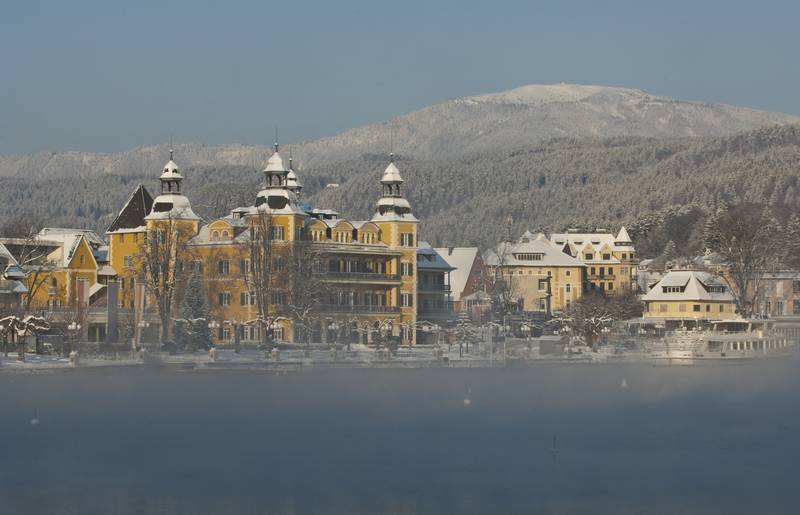 Hotel Schloss Velden mit Blick auf die Gerlitzen