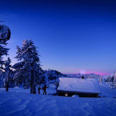 Wandern in Winterlandschaft im Naturpark Dobratsch in der Region Villach