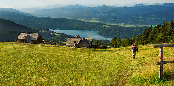 Wanderer auf dem Alpe Adria Trail mit Blick auf See