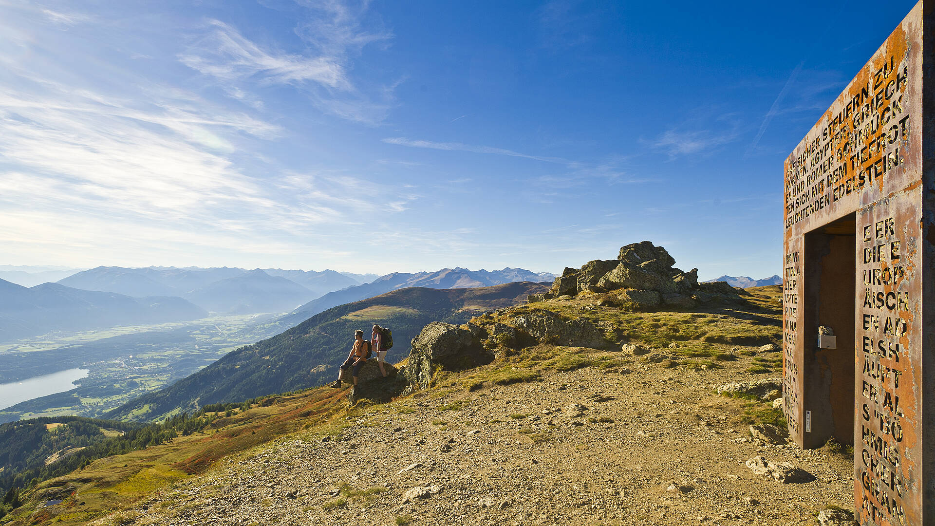 Granattor auf der Millstätter Alpe. Dem größten alpinen Granatvorkommen gewidmet. Herrlicher Ausblick auf den Millstätter See.