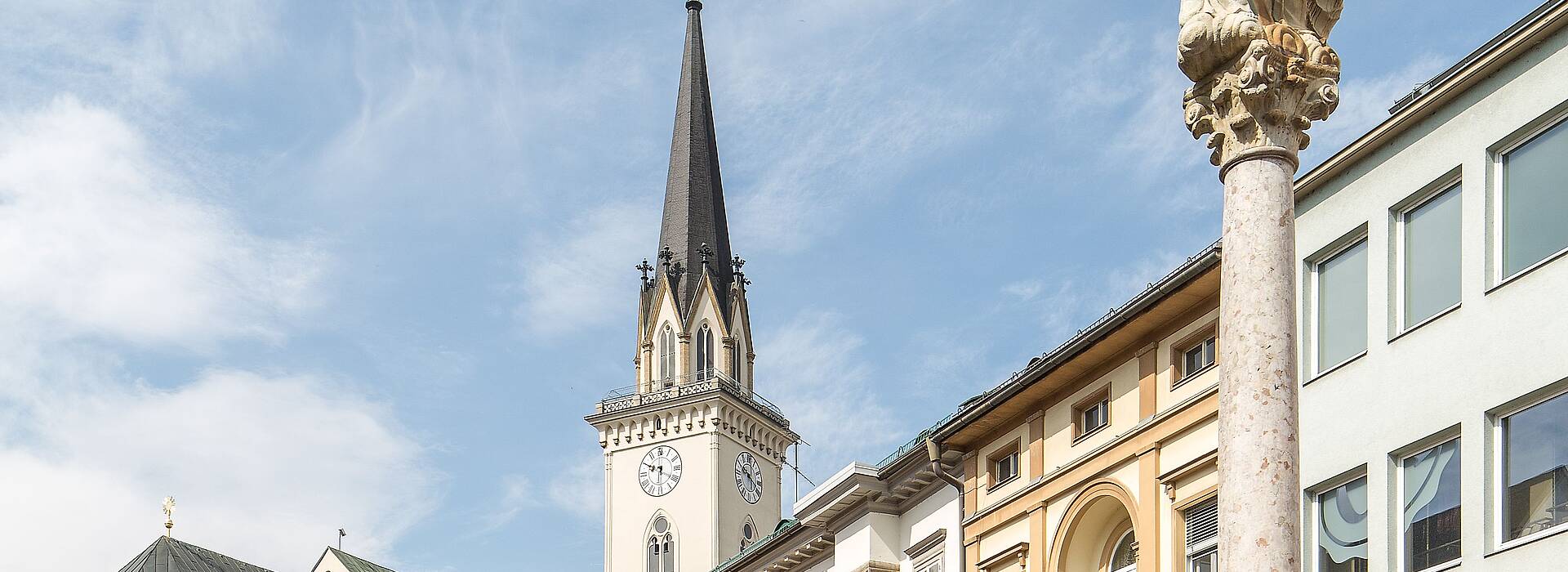 Mit seinen 94 Metern ist der Turm der Jakobskirche, der bereits im Mittelalter berühmt war und mehrfach umgestaltet wurde, der höchste Kärntens.