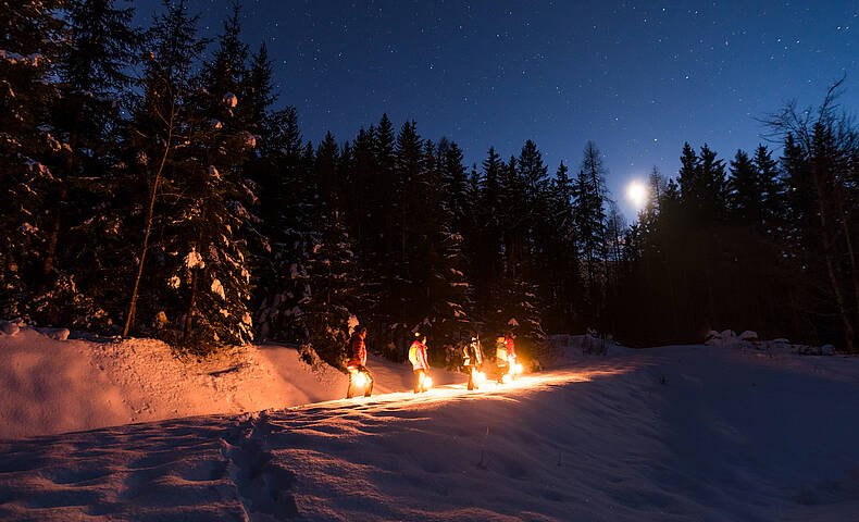 Schneeschuhwandern mit Laternen im Naturpark Dobratsch 