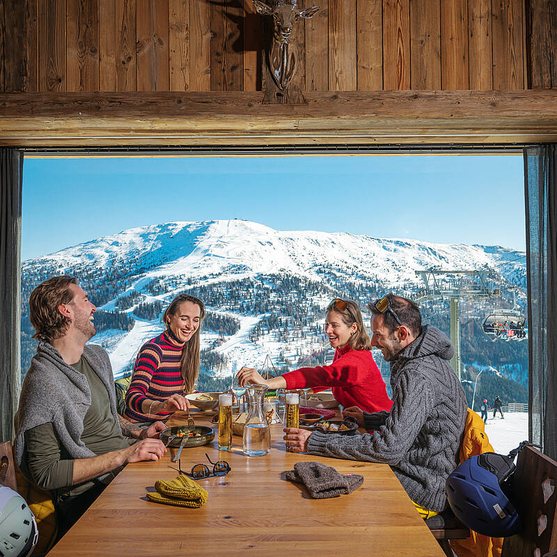 4 Personen genießen die Kulinarik am Katschberg in der Huette