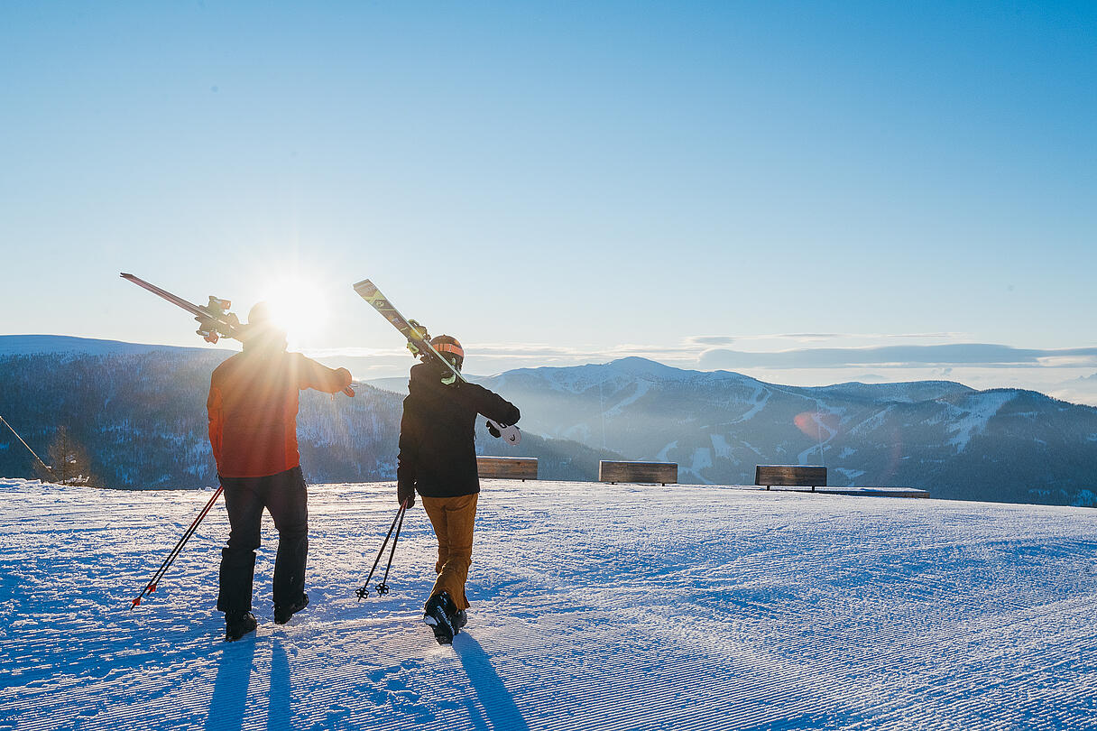Skifahren in Bad Kleinkirchheim St. Oswald Paerchen am Weg zum Skifahren in Bad Kleinkirchheim St. Oswald