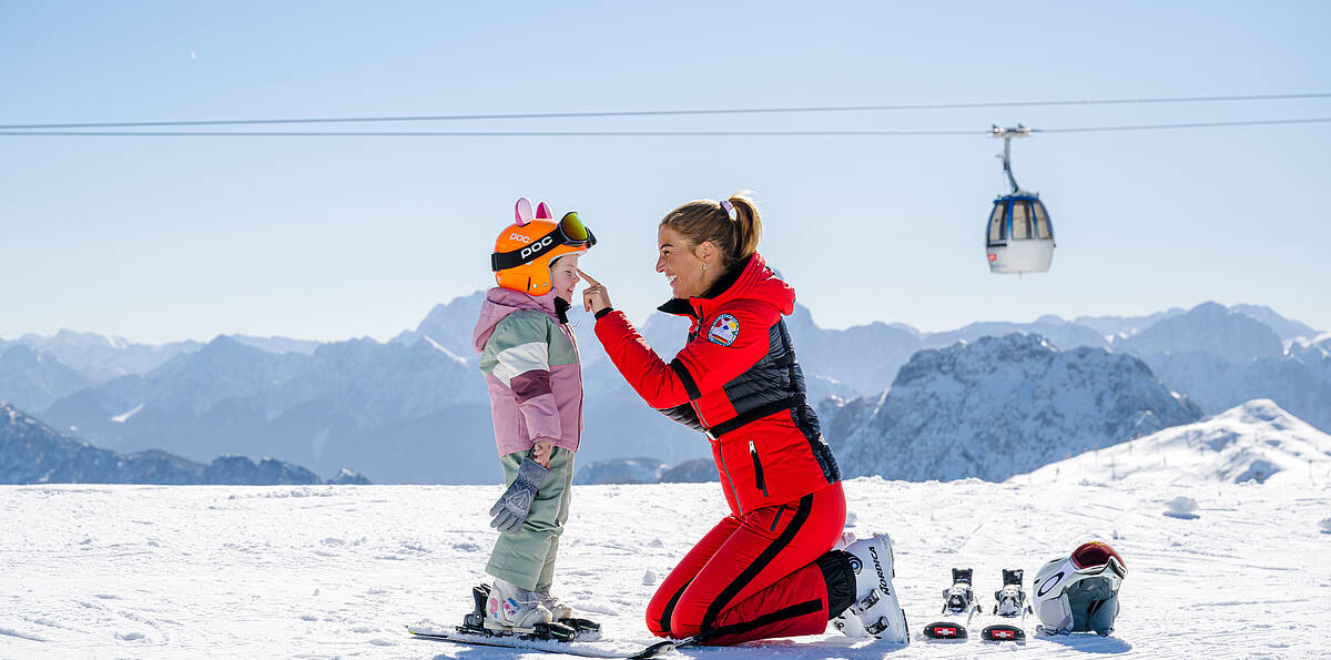 Mutter und Kind beim Skifahren am Nassfeld
